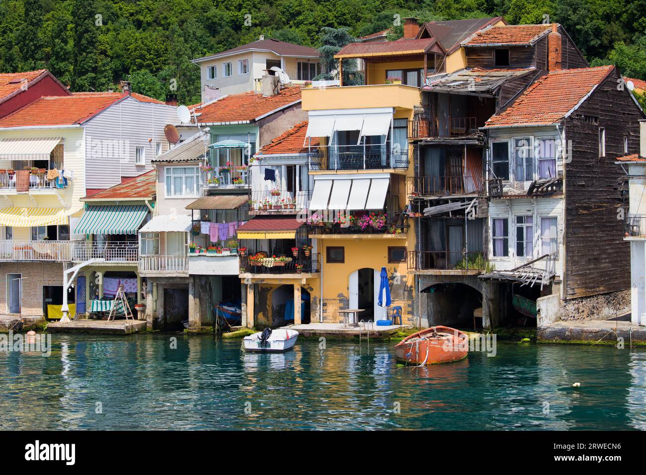 Maisons résidentielles pittoresques dans un paysage tranquille du front de mer du village Anadolu Kavagi en Turquie à la fin du détroit du Bosphore Banque D'Images