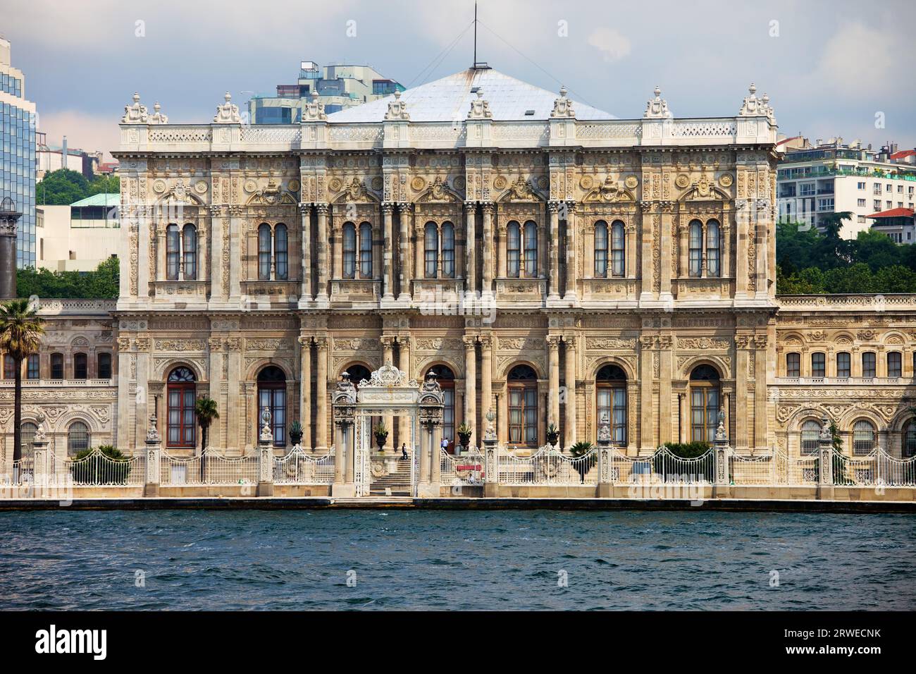 Palais Dolmabahce, vue depuis le détroit du Bosphore à Istanbul, Turquie, construit dans les styles architecturaux baroque, rococo et néoclassique Banque D'Images