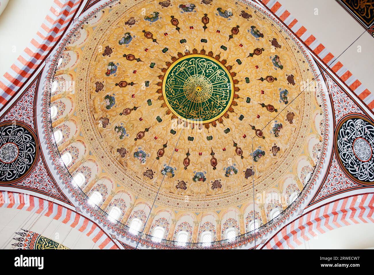 Intérieur du dôme orné de la mosquée Suleymaniye à Istanbul, Turquie Banque D'Images