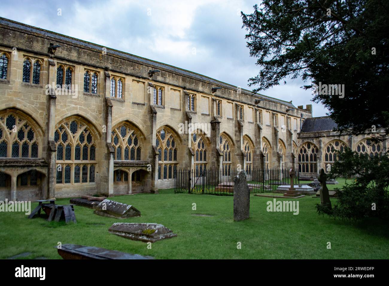 Cathédrale Wells Somerset, Angleterre, vue de l'extérieur en août 2023, dans le jardin du cloître Banque D'Images