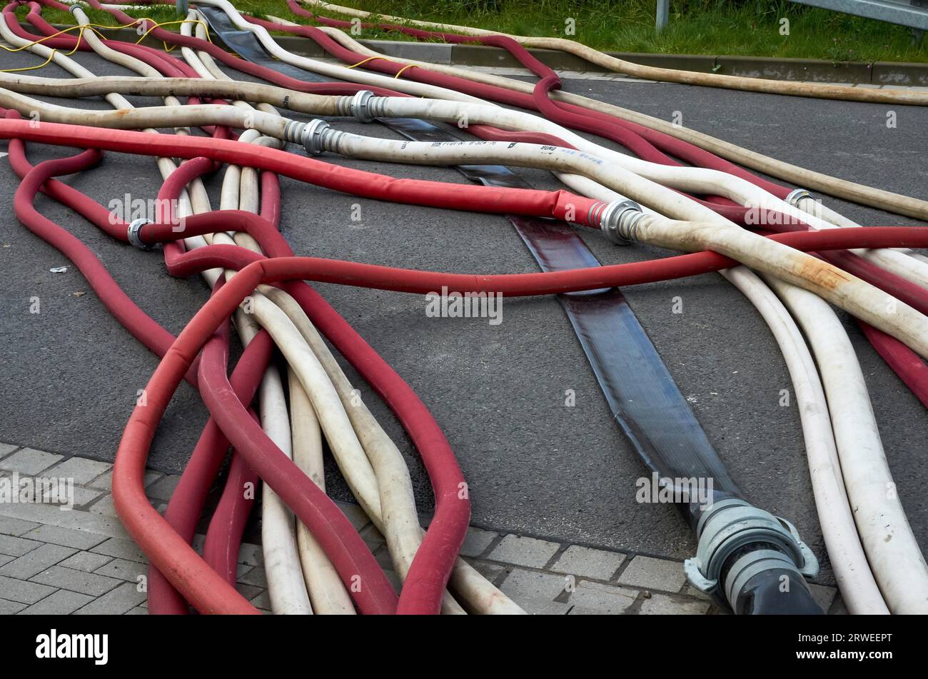 Tuyaux d'incendie pour l'extinction et la vidange en cas de inondation Banque D'Images