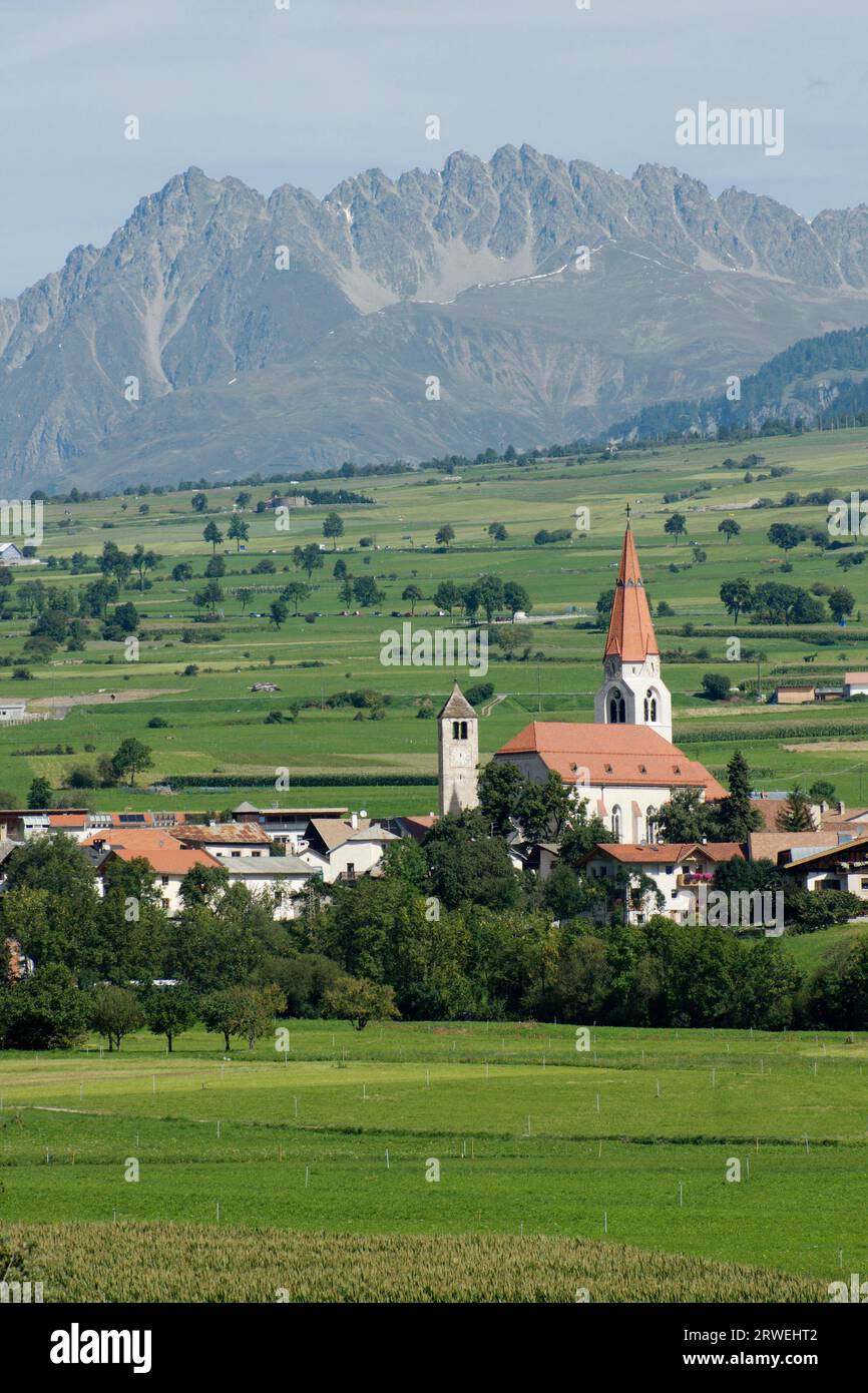 Le village de Laatsch dans la vallée du Vinschgau Banque D'Images