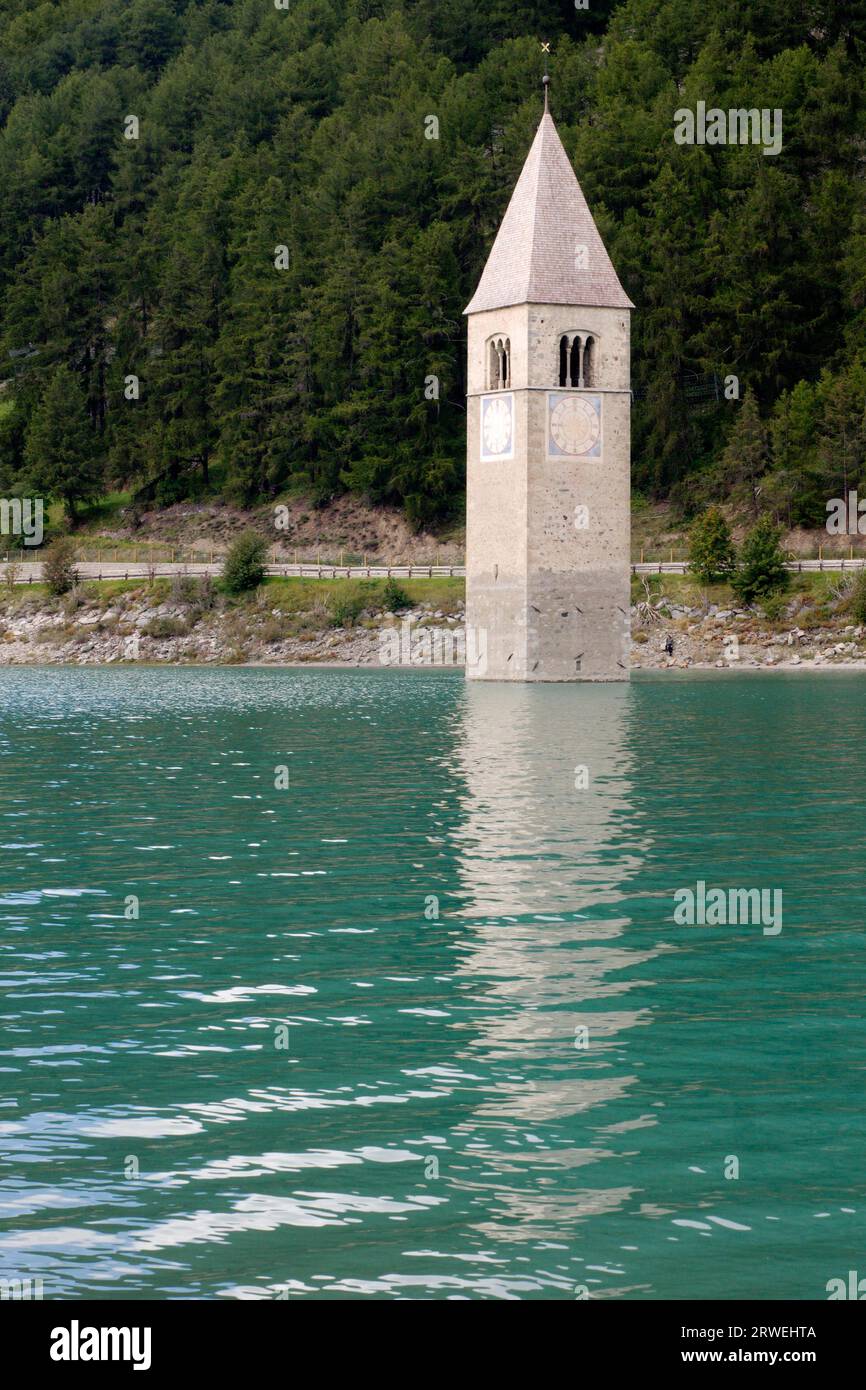 La tour de l'église de St. Peter dans le lac Resia Banque D'Images