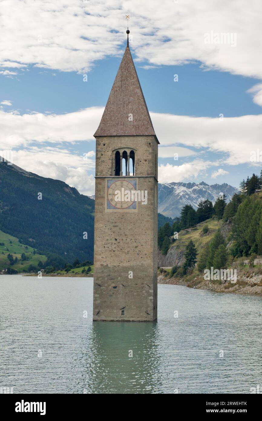 La tour de l'église de St. Peter dans le lac Resia Banque D'Images