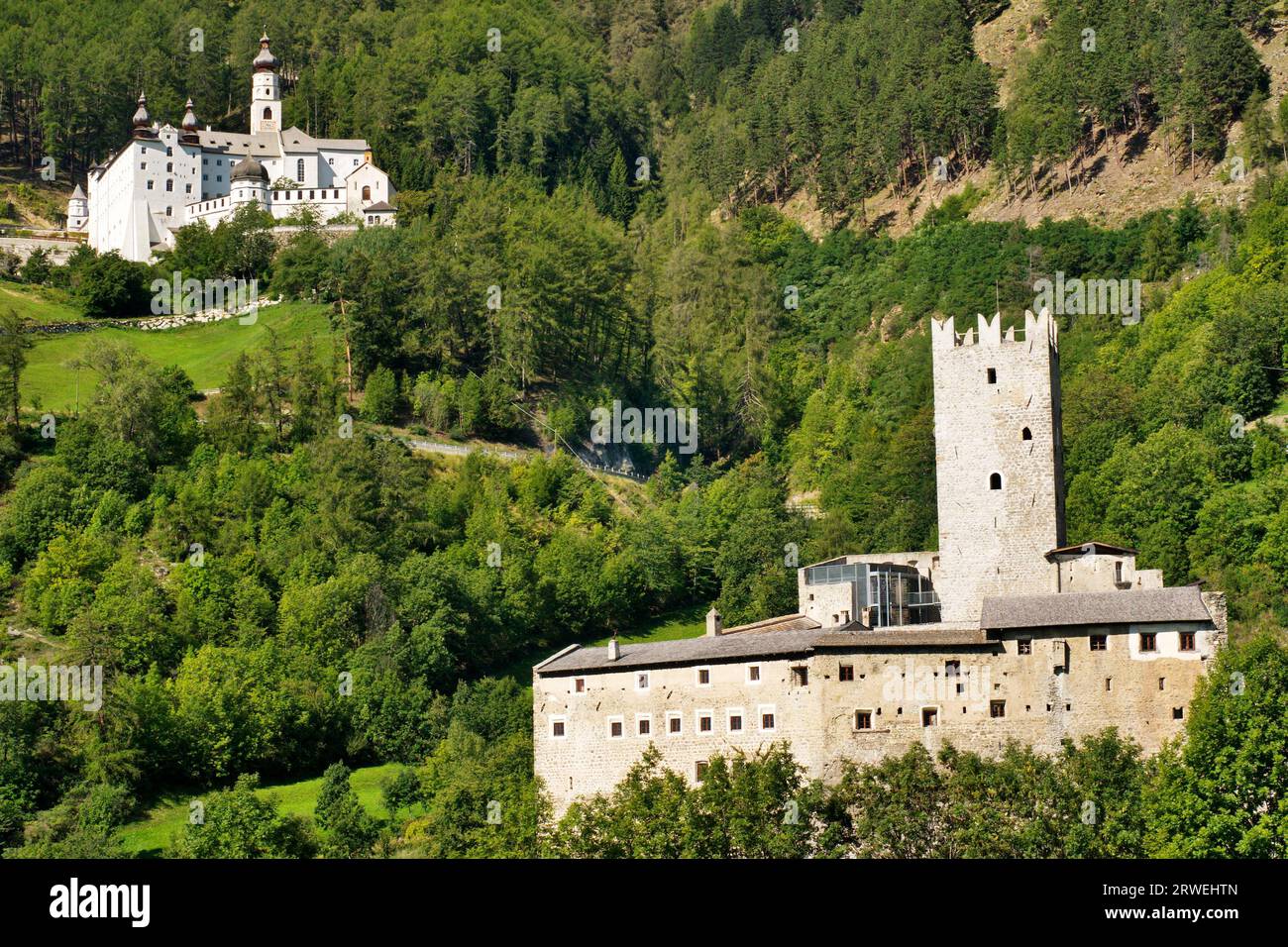 Le Fuerstenburg et le monastère Marienberg à Burgeis dans la vallée du Vinschgau Banque D'Images