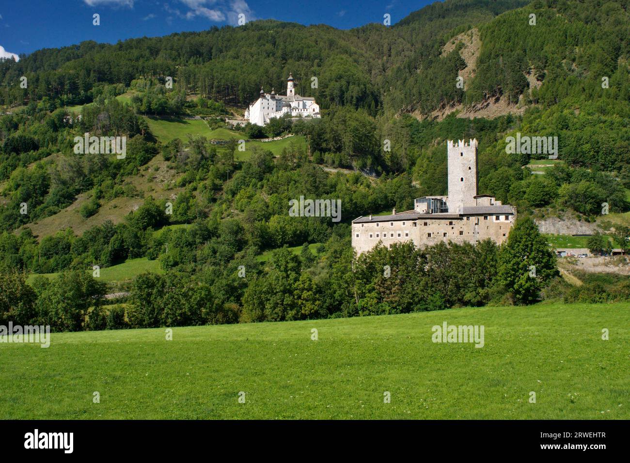 Le Fuerstenburg et le monastère Marienberg à Burgeis dans la vallée du Vinschgau Banque D'Images