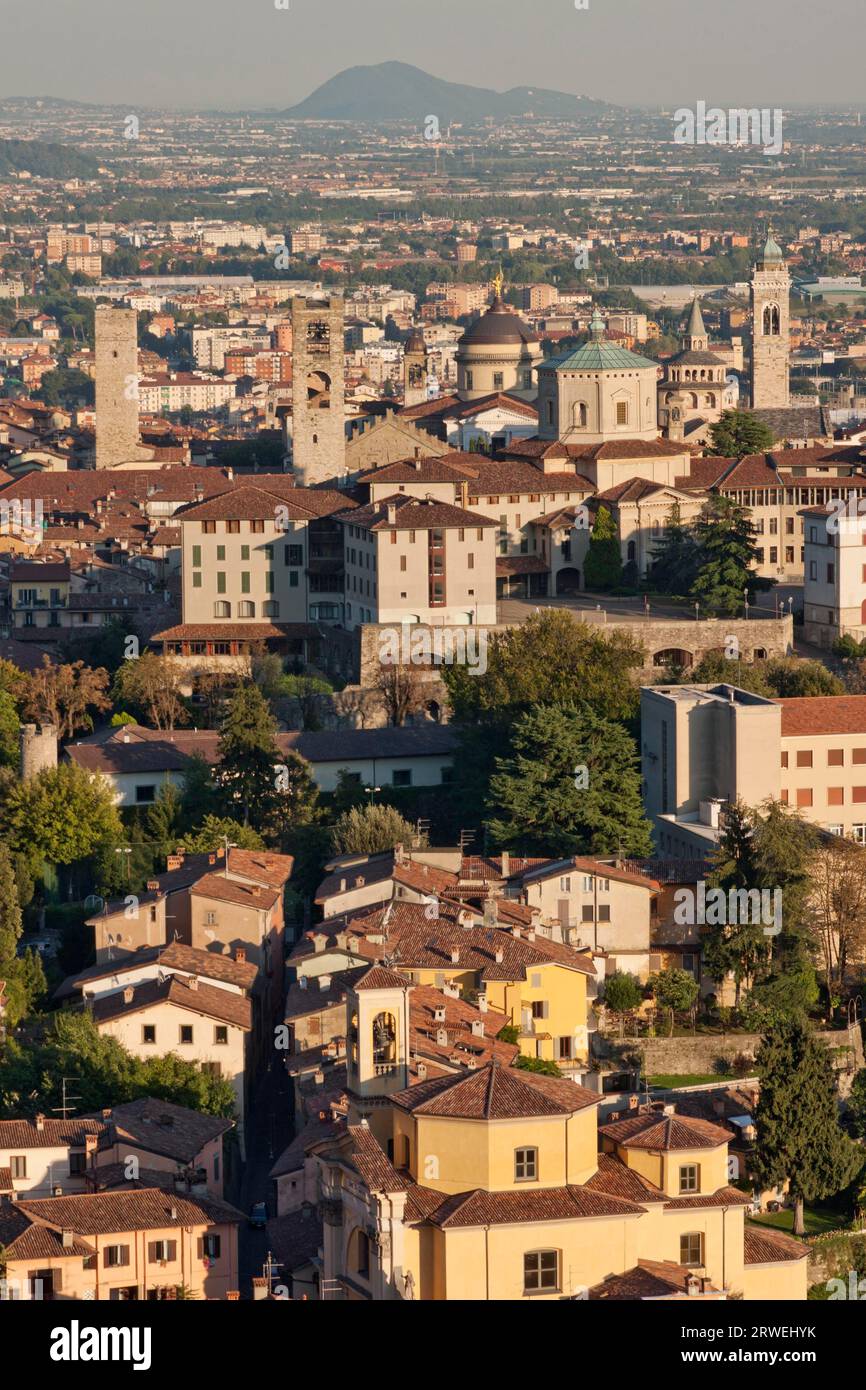 La vieille ville de Bergame domine la vallée du Pô Banque D'Images