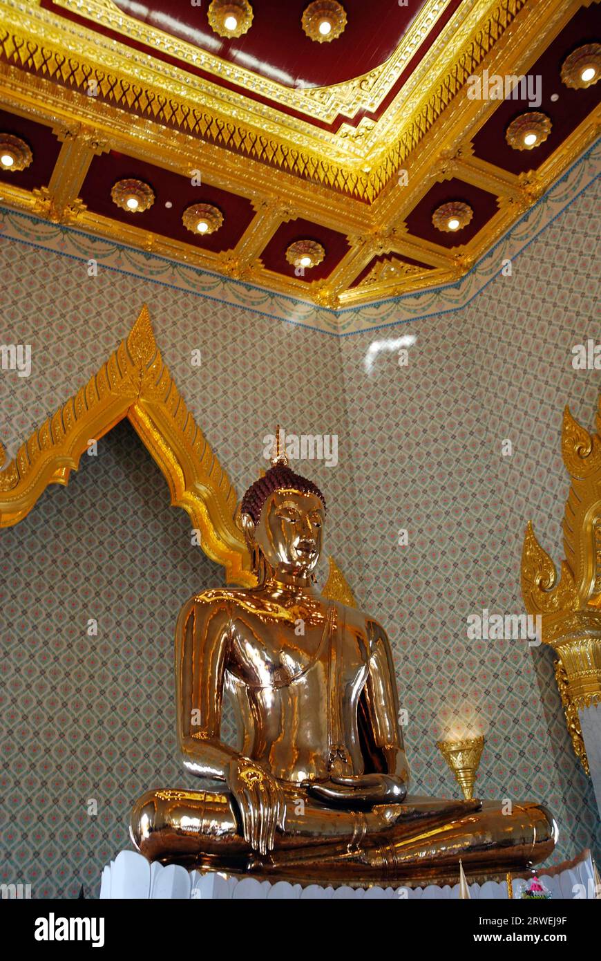 Statue de Bouddha en or massif à Phra Maha Mondop, Wat Trimitr, Bangkok, Thaïlande Banque D'Images
