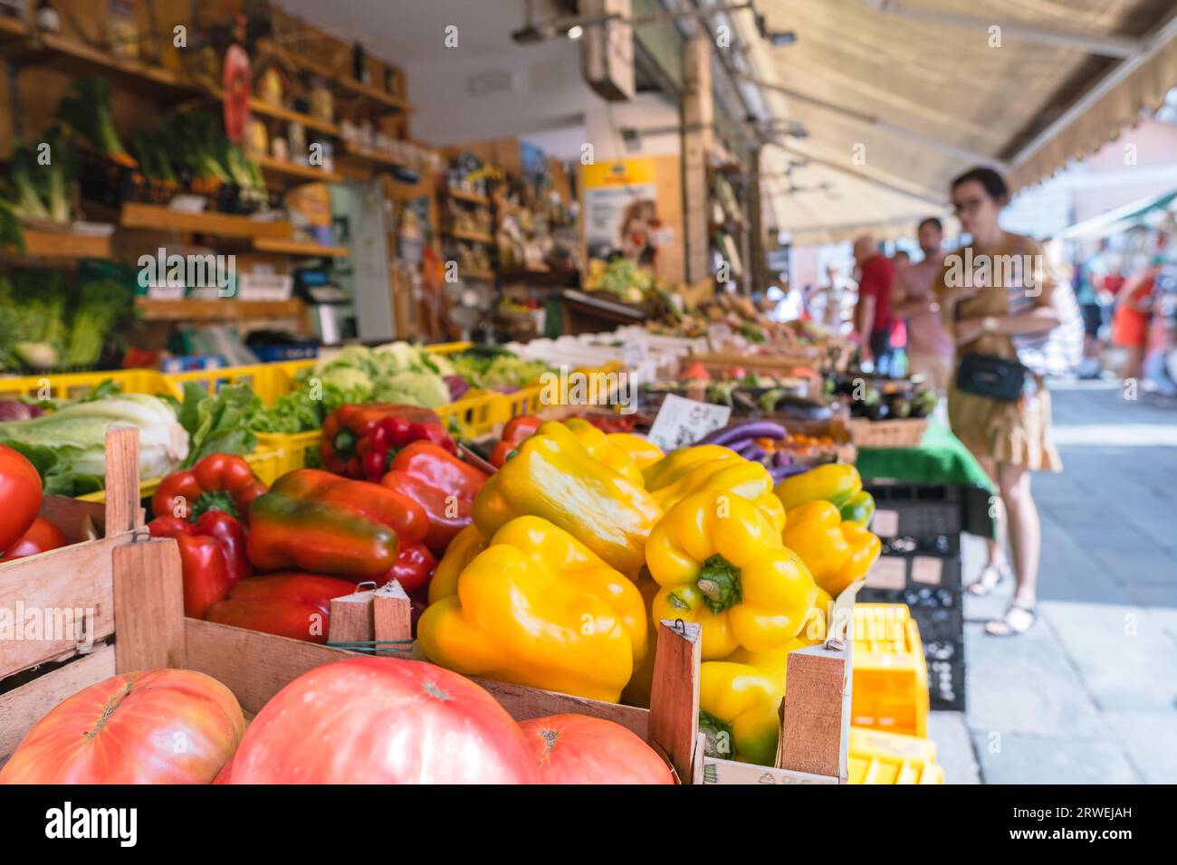 Légumes frais sur l'étal au marché alimentaire en Italie Banque D'Images