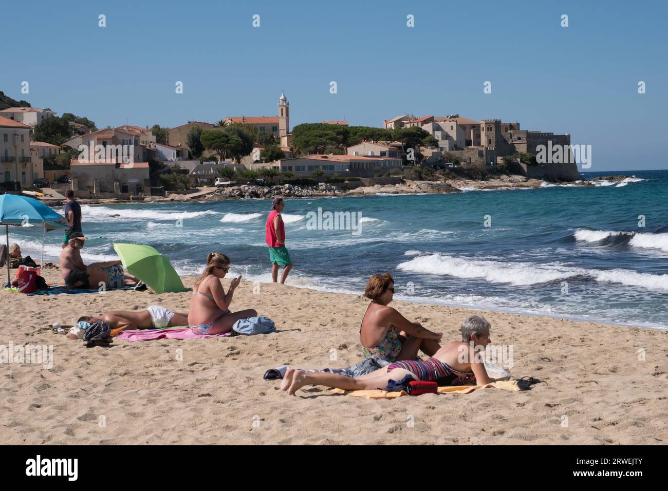 Plage avec vue sur un village de vacances Corse. Prise en Corse, France Banque D'Images