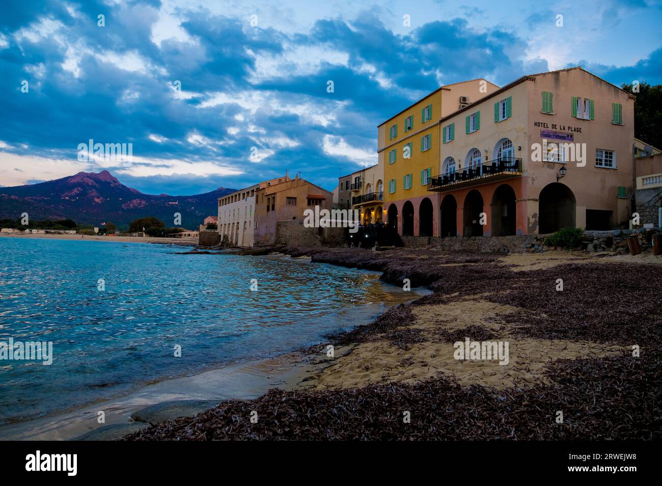 Plage sur le côté ouest de l'île méditerranéenne de Corse, France Banque D'Images