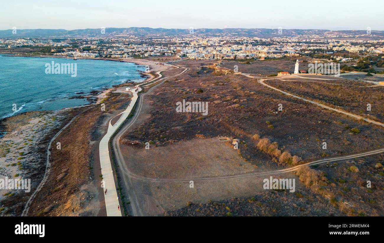 Vue aérienne du sentier côtier récemment achevé de Paphos qui relie le port de Paphos et la plage municipale de Paphos, à Paphos, Chypre. Banque D'Images