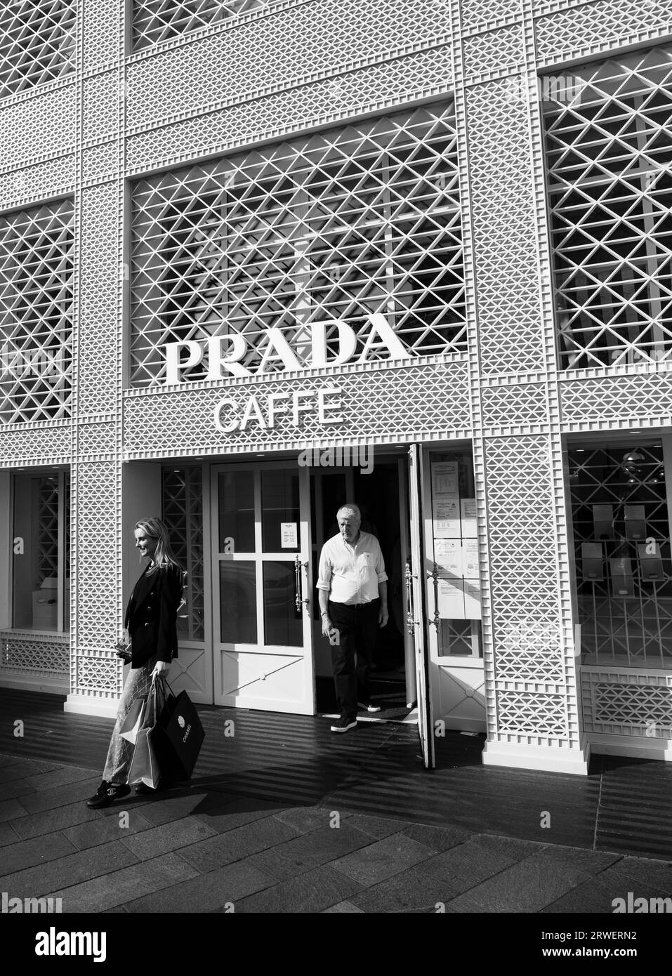 Posant à l'extérieur du, Prada Cafe, Harrods, Londres, Angleterre, ROYAUME-UNI, GB. Banque D'Images
