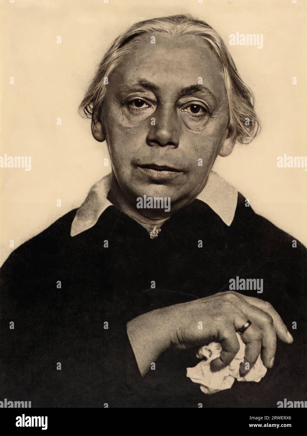 Käthe Kollwitz, née Schmidt (8 juillet 1867 - 22 avril 1945) est une graphiste, peintre et sculpteur allemande et l'un des artistes allemands les plus célèbres du 20e siècle, reproduction restaurée numériquement d'une photographie du domaine public par Hugo Erfurth Banque D'Images