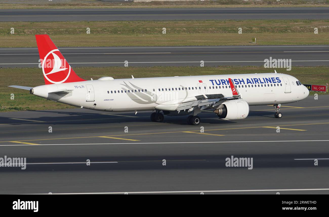 ISTANBUL, TURKIYE - 17 SEPTEMBRE 2022 : Airbus A321-231 (7089) d'Alexandria Airlines atterrissant à l'aéroport international d'Istanbul Banque D'Images