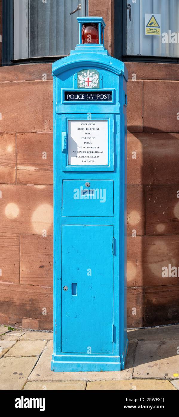 Londres, Royaume-Uni - 25 mars 2022 : un poste d'appel public de la police d'époque, une borne téléphonique gratuite pour une utilisation d'urgence. Datant des années 1920, seuls 8 survivent dans le cit Banque D'Images