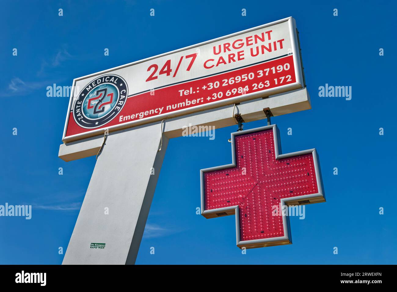 Panneau de centre médical à Kalamaki sur l'île grecque de Zakynthos, Grèce. Banque D'Images