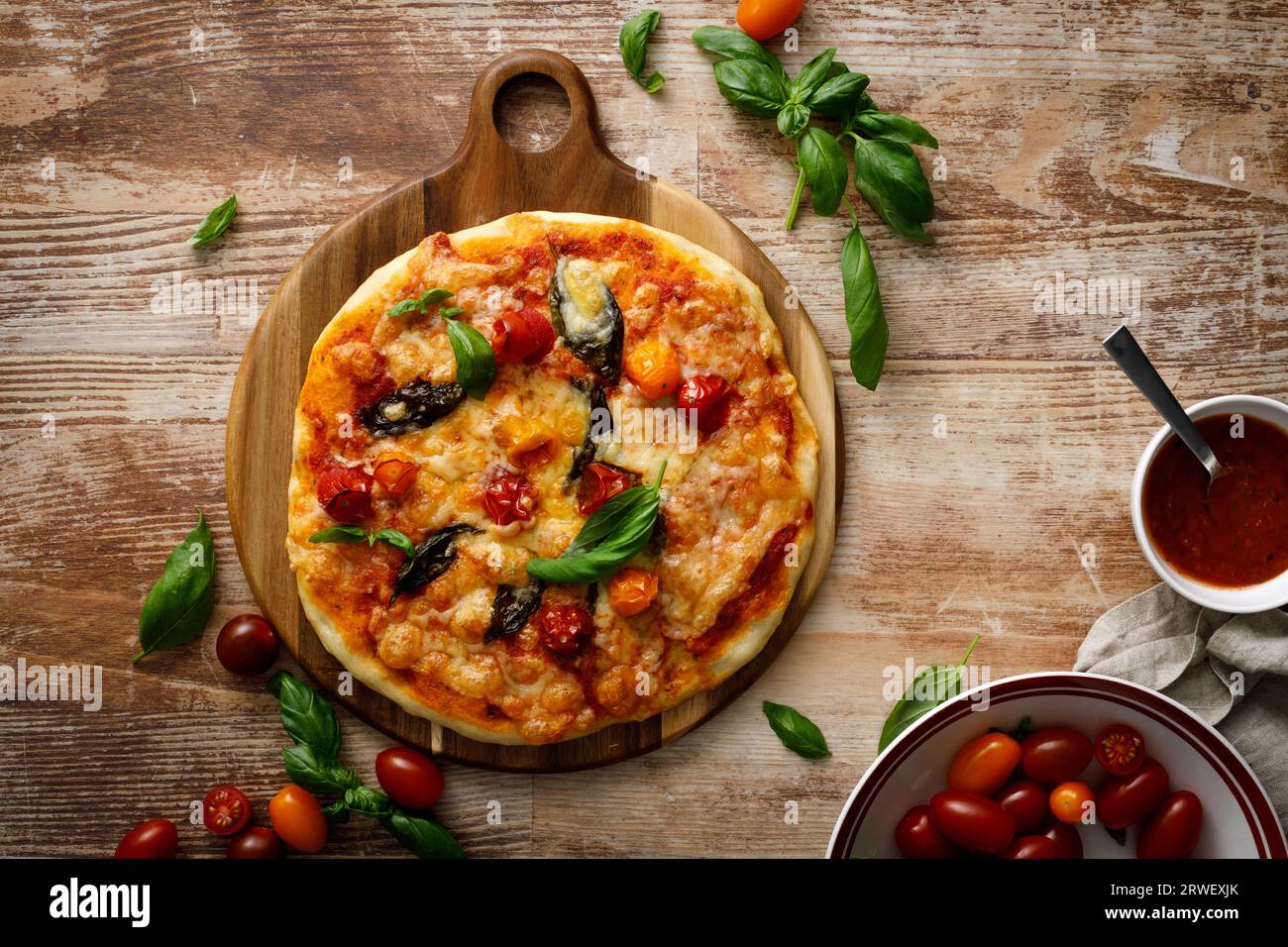 Pizza Margherita sur fond en bois Banque D'Images