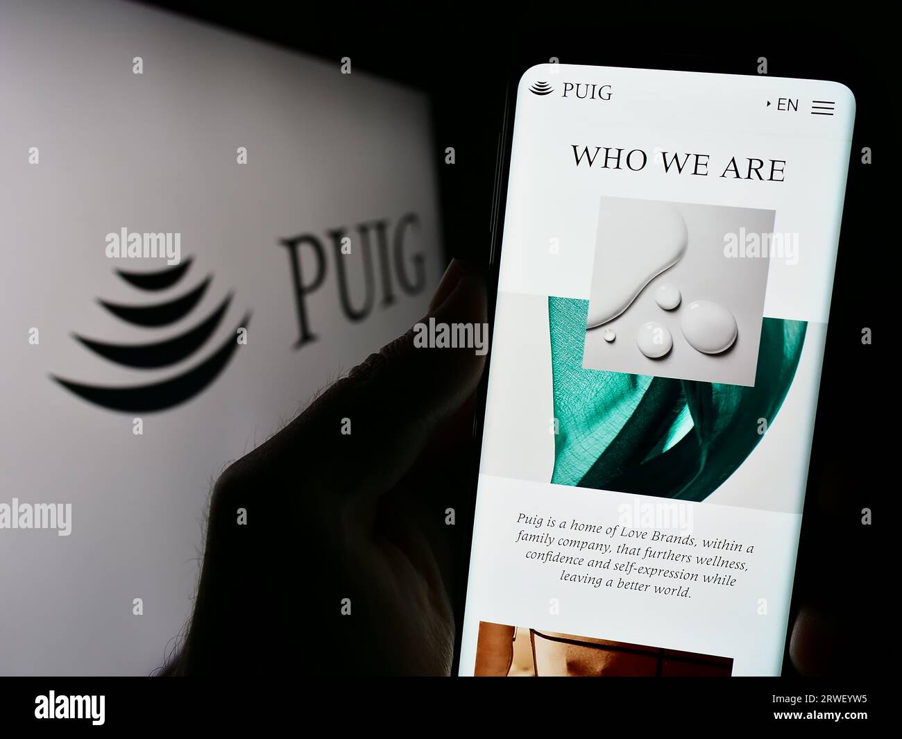 Personne tenant le téléphone portable avec la page Web de la société espagnole de mode et de parfum Puig S.L. sur l'écran avec logo. Concentrez-vous sur le centre de l'écran du téléphone. Banque D'Images