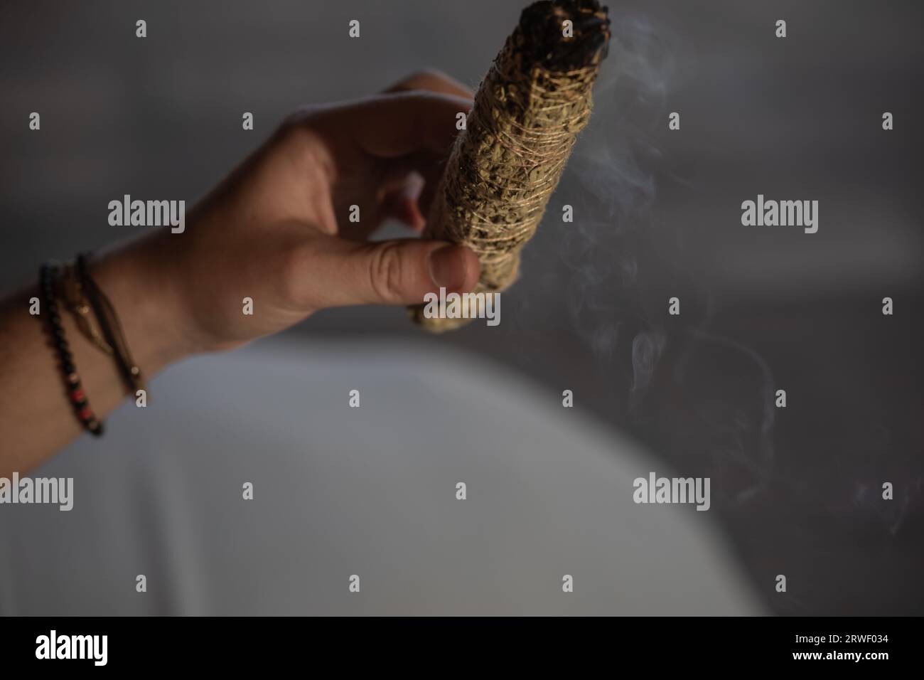 Portrait en gros plan d'une jeune femme tenant un bâton de fumage Banque D'Images