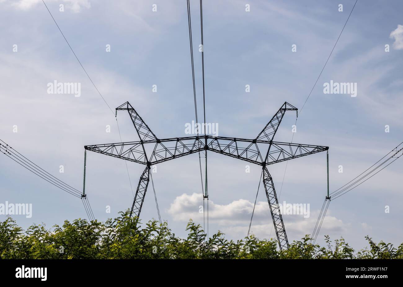 Ligne électrique aérienne, ligne de transmission de puissance, prise en charge de ligne électrique aérienne haute tension, sur fond de ciel avec des nuages. Banque D'Images