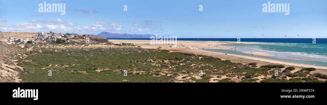 Fuerteventura panorama - plage de sable Risco del Paso à marée basse sur Playa de Sotavento de Jandia Banque D'Images