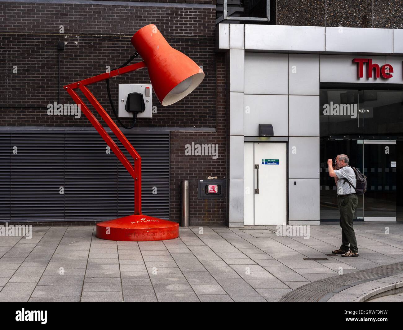 Œuvre d'art sous la forme d'une lampe de bureau rouge géante à l'entrée du bâtiment The Mailbox, Birmingham, Royaume-Uni Banque D'Images