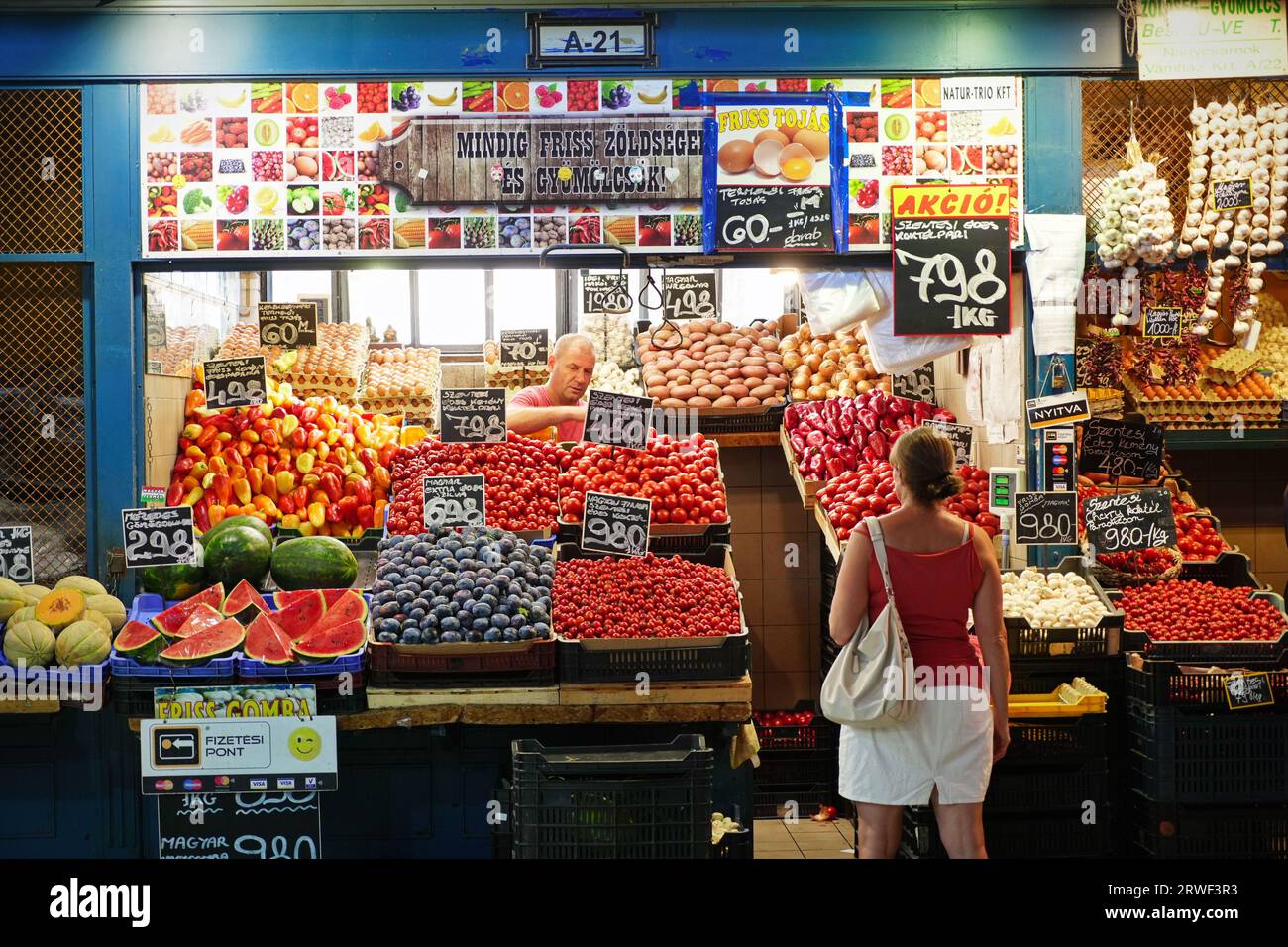BUDAPEST, HONGRIE - 21 août 2023 : marché alimentaire à Budapest (Grande halle de marché). Marché des produits frais. Banque D'Images