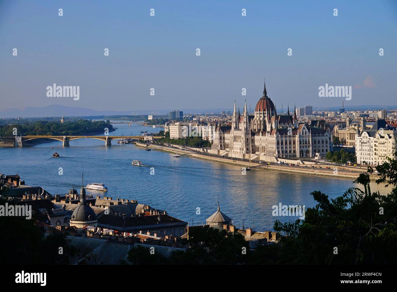 Bâtiment du parlement hongrois et le Danube, Budapest, Hongrie Banque D'Images