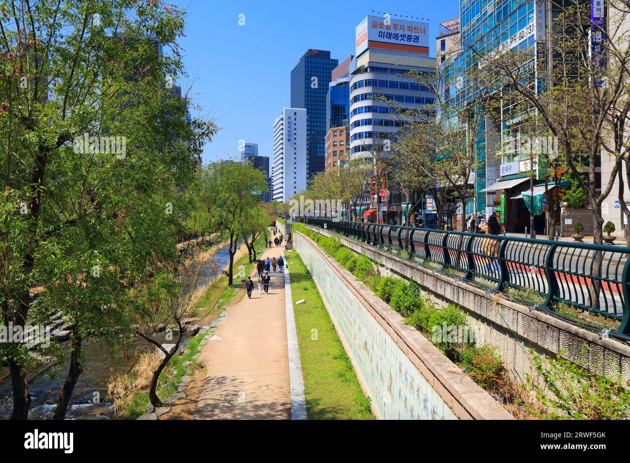 SÉOUL, CORÉE DU SUD - 9 AVRIL 2023 : les gens visitent la zone de marche restaurée du ruisseau Cheonggyecheon et le parc du centre-ville de Séoul. Banque D'Images