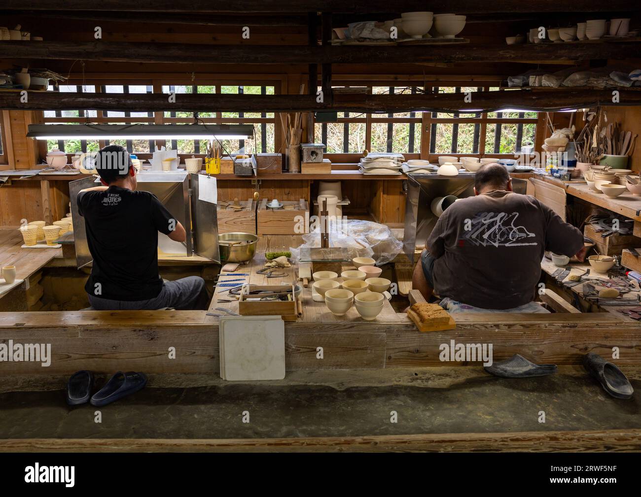 Artisans de l'atelier de porcelaine de Genemongama, région de Kyushu, Arita, Japon Banque D'Images