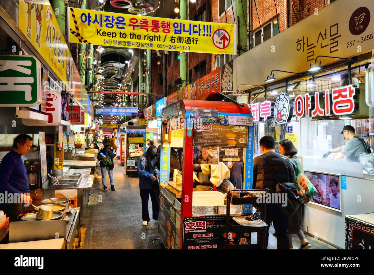 BUSAN, CORÉE DU SUD - 27 MARS 2023 : les vendeurs vendent de la nourriture coréenne au célèbre marché de Bupyeong (également connu sous le nom de marché de Bupyeong Kkangtong) dans le centre-ville de Busan, SO Banque D'Images