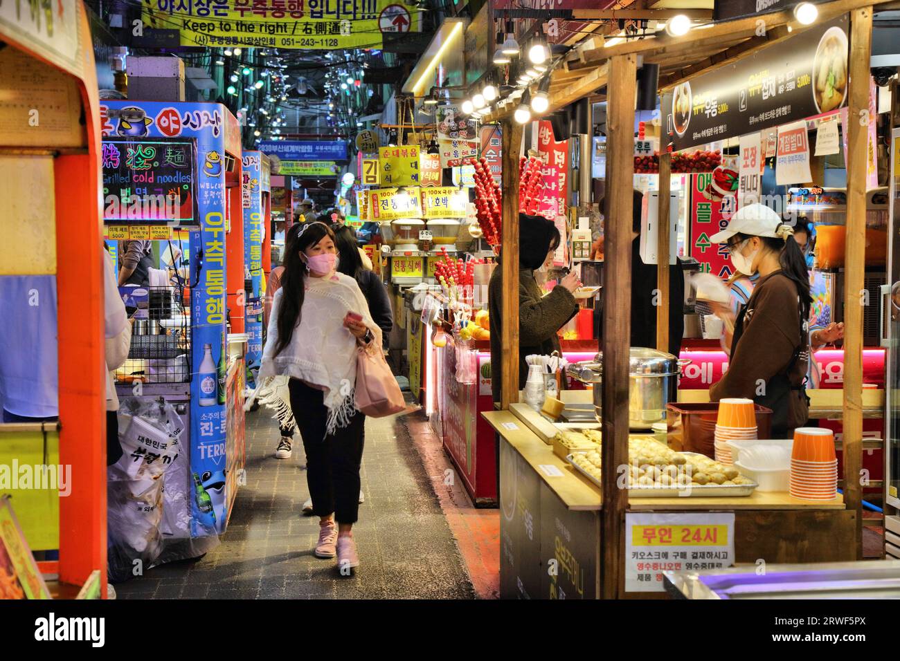 BUSAN, CORÉE DU SUD - 27 MARS 2023 : les vendeurs vendent de la nourriture coréenne au célèbre marché de Bupyeong (également connu sous le nom de marché de Bupyeong Kkangtong) dans le centre-ville de Busan, SO Banque D'Images