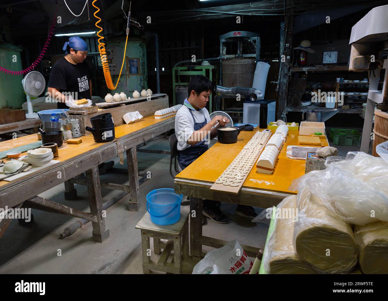 Artisans travaillant dans l'atelier de porcelaine de Genemongama, région de Kyushu, Arita, Japon Banque D'Images
