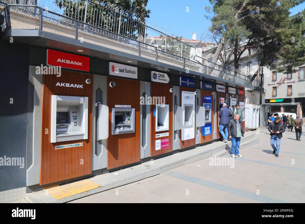 ISTANBUL, TURQUIE - 25 MARS 2023 : rangée de distributeurs automatiques de billets dans une rue d'Istanbul, Turquie. Plusieurs marques bancaires : Akbank, Ziraat Bankasi, QNB Finansb Banque D'Images