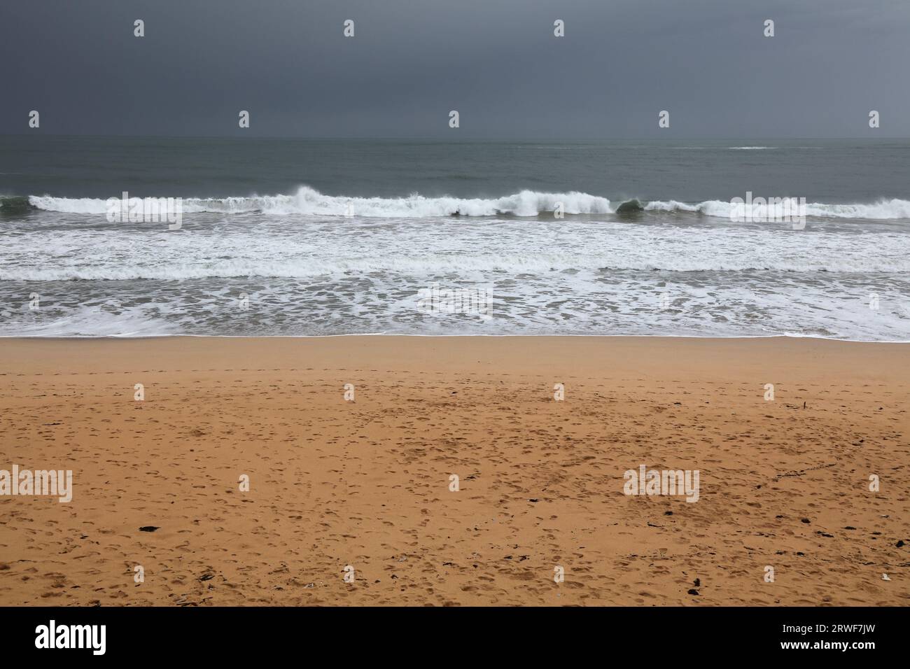 Maroc nature. Sidi Bouzid Beach Waves, près d'El Jadida. Jour de pluie sur la côte Atlantique au Maroc. Banque D'Images
