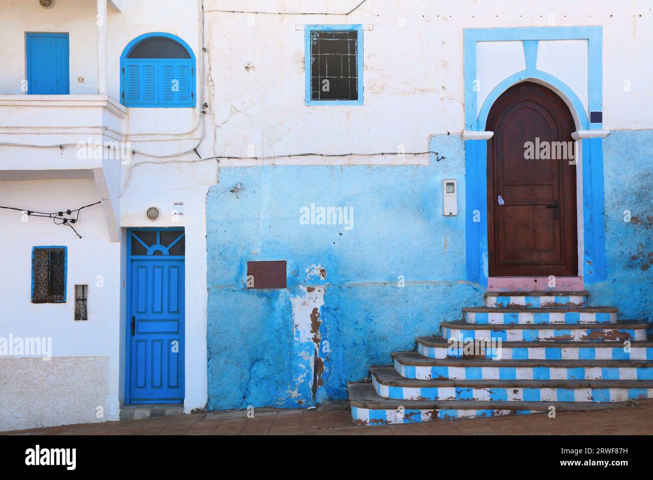 Ville de Sidi Ifni au Maroc. Murs peints en bleu avec vue sur la rue. Banque D'Images