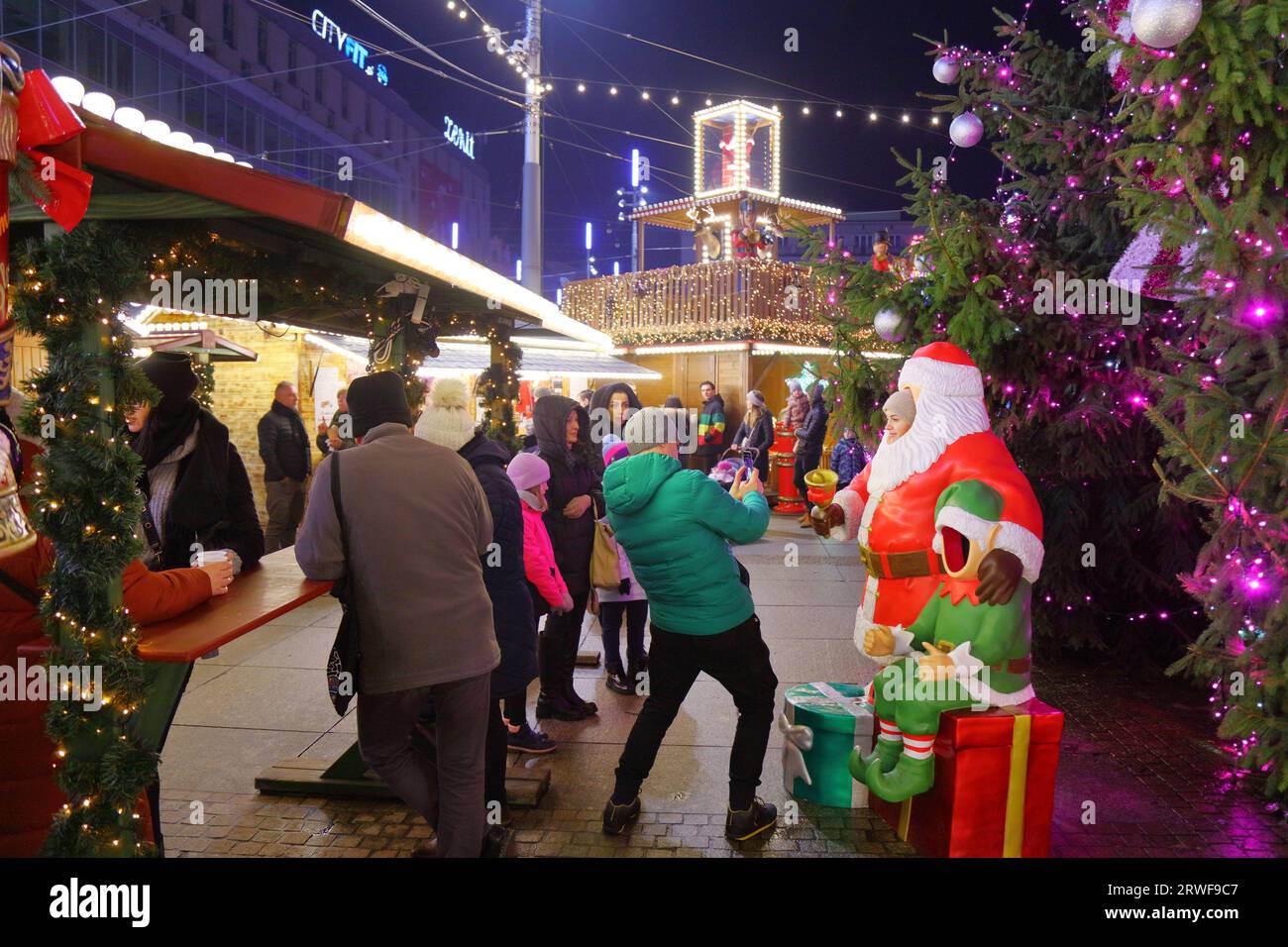 KATOWICE, POLOGNE - 7 JANVIER 2023 : les gens prennent des photos au marché de Noël de Katowice, Pologne. Banque D'Images