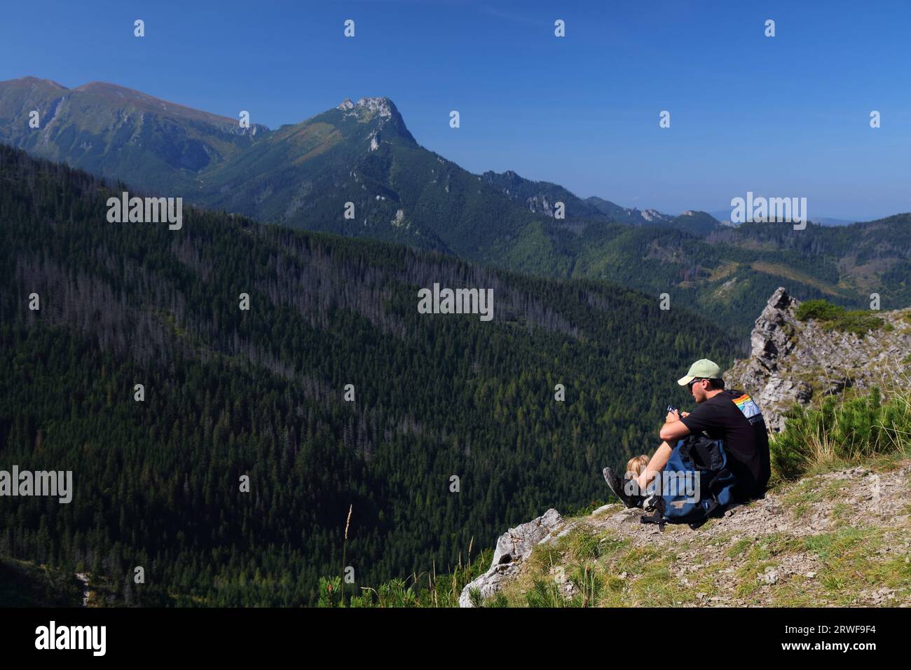 MONTAGNES TATRZANSKI, POLOGNE - 9 SEPTEMBRE 2023 : le touriste bénéficie d'un point de vue sur la montagne Giewont dans le parc Tatrzanski Narodowy (parc national des Tatras) à Polan Banque D'Images