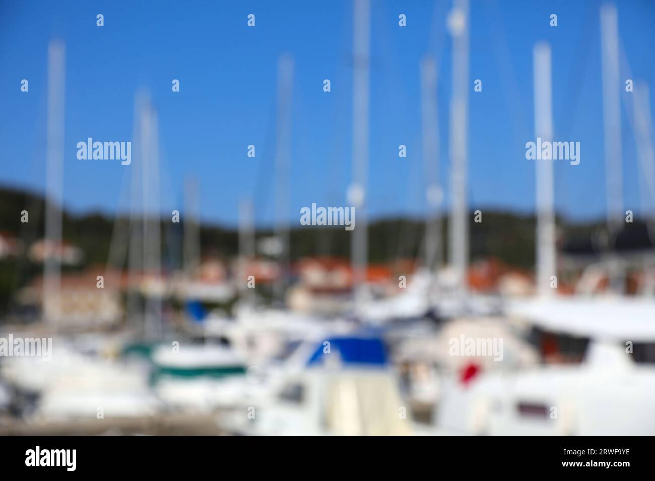 Fond de voile - yachts de marina en Croatie. Fond flou abstrait d'été. Banque D'Images