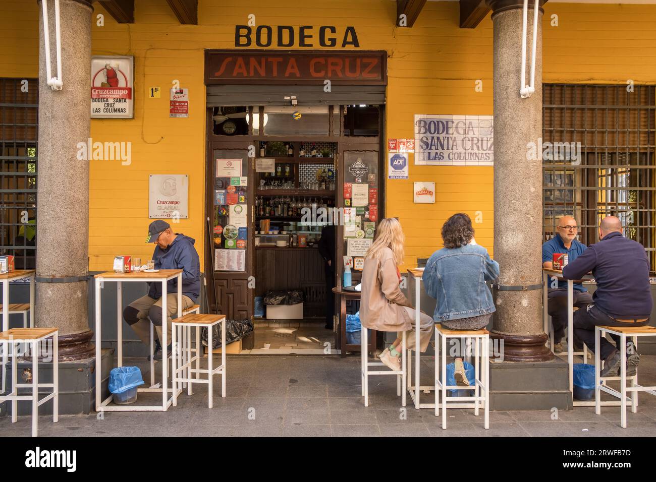 Bodega bar à tapas dans le quartier Santa Cruz de la ville, Séville, Andalousie, Espagne. Banque D'Images