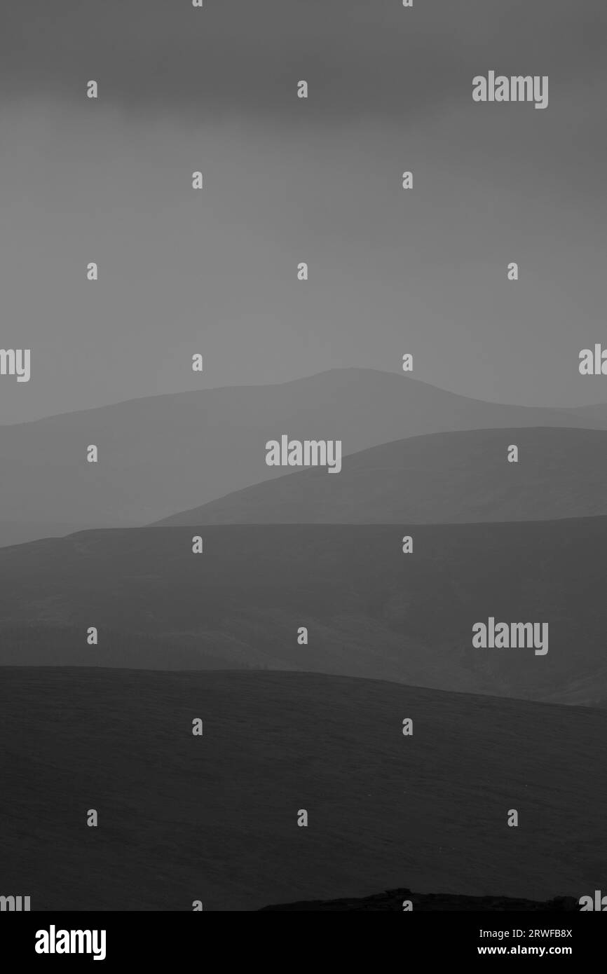 Des montagnes lointaines dans la brume Banque D'Images