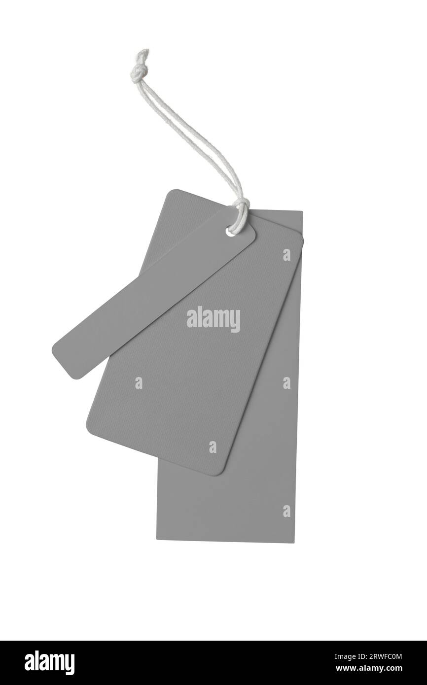 Diverses formes d'étiquette en papier gris vierge ou d'étiquette en tissu isolé sur fond blanc. Modèle de maquette d'étiquette de prix avec espace de copie pour la marque, informatio Banque D'Images