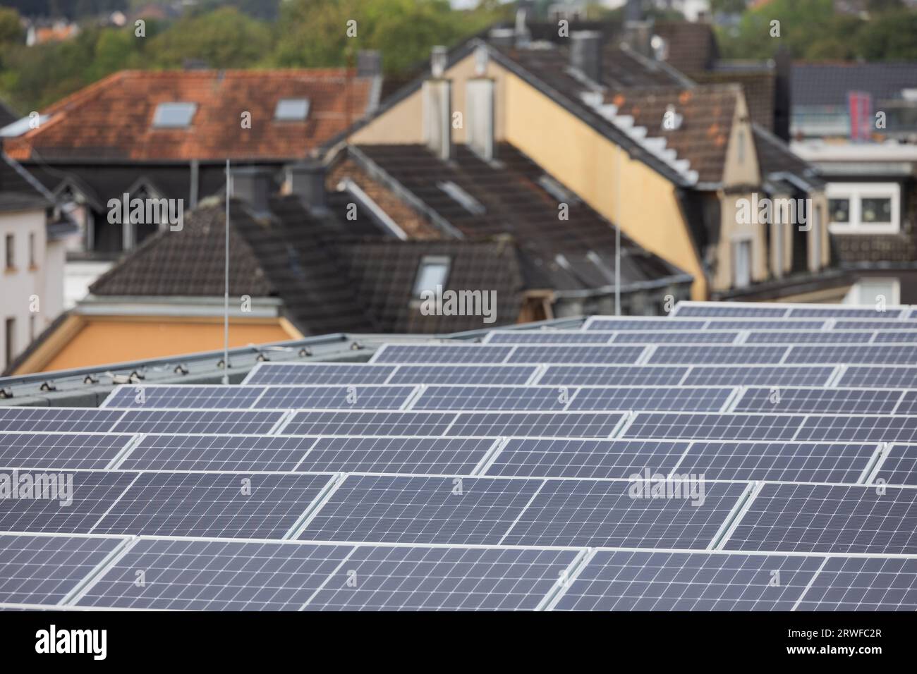 Wuppertal, Allemagne. 19 septembre 2023. Des systèmes photovoltaïques sont installés sur le toit du soi-disant «règlement de protection du climat». La colonie, qui est encore en partie en construction, se compose de trois bâtiments de maisons passives avec un total de 68 appartements. Le chauffage et l'eau chaude sont fournis par des chaudières à granulés à énergie solaire thermique, un système de ventilation fonctionne avec récupération de chaleur et des systèmes photovoltaïques sont installés sur les toits. Crédit : Rolf Vennenbernd/dpa/Alamy Live News Banque D'Images