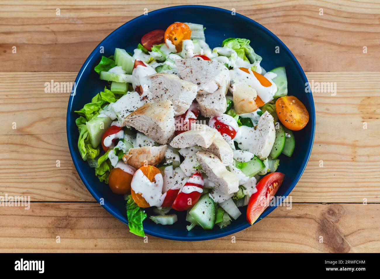 Salade César au poulet, une salade saine à base de laitue, tomates, concombre, céleri et poulet. Banque D'Images
