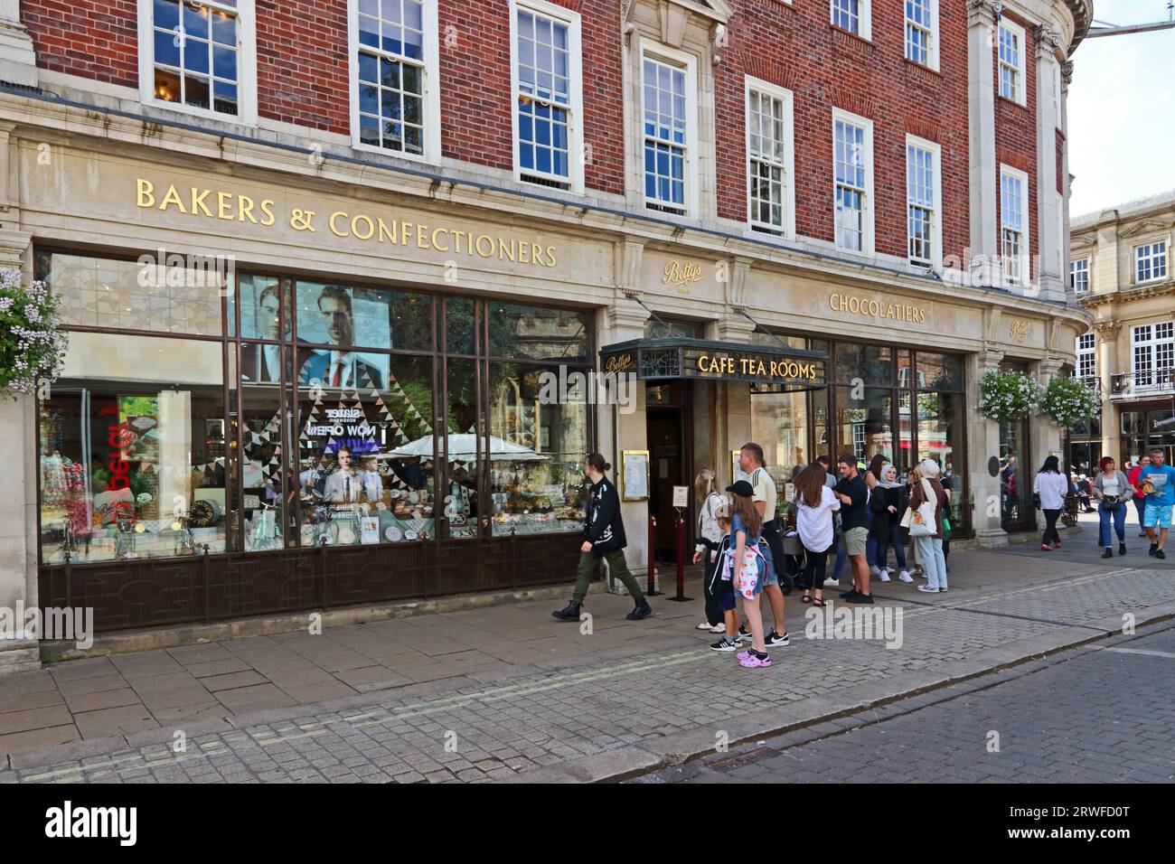 Les gens attendent pour visiter Betty's Tearooms, York Banque D'Images