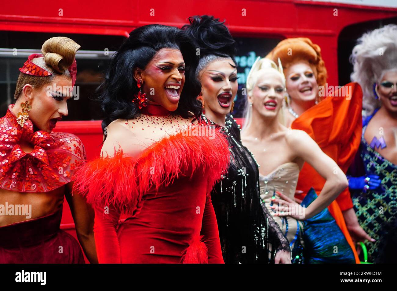 Cette année, les participants aux drag Queens à l'extérieur de BBC New ...