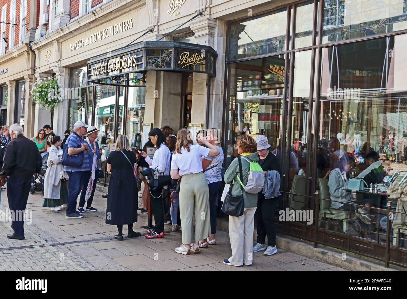 Les gens attendent pour visiter Betty's Tearooms, York Banque D'Images