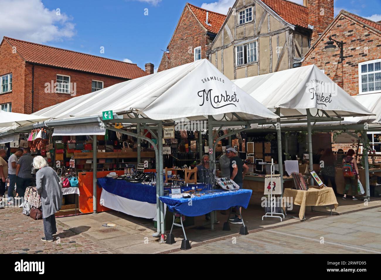 Étals de marché traditionnels à Shambles Market, York Banque D'Images