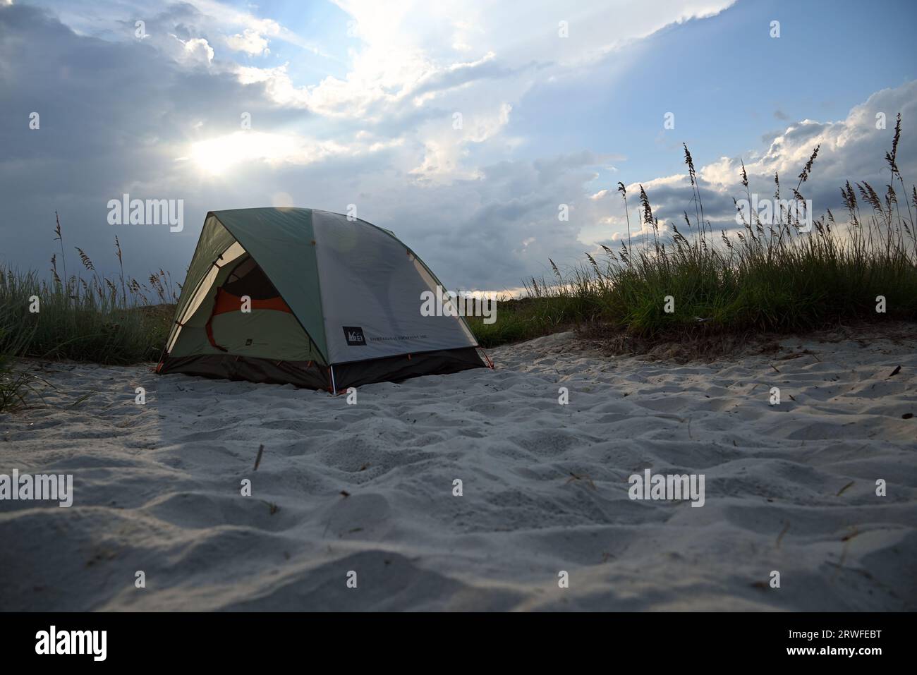 Un camping de plage à Hammocks Beach State Park en Caroline du Nord. Banque D'Images